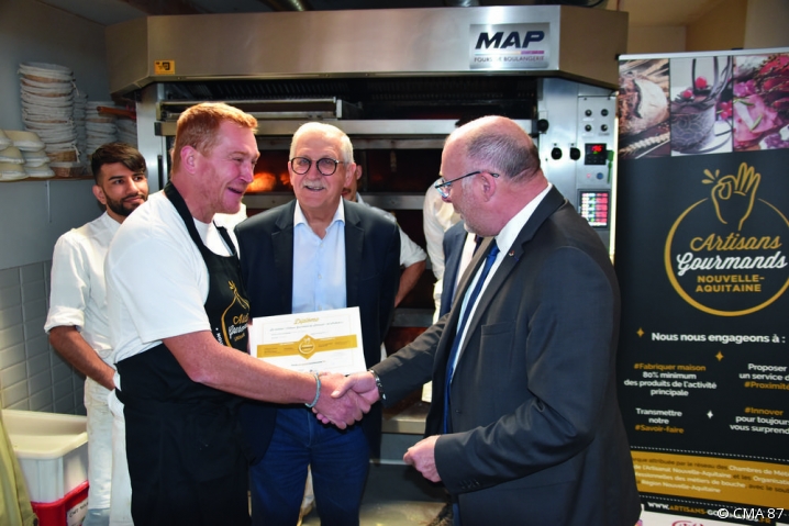 La boulangerie Chez Renard de Limoges, en présence du maire, Émile Roger Lombertie et du président Éric Faucher.